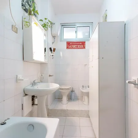 Pothos: Cozy With Modern Amenities Guest house Cagliari