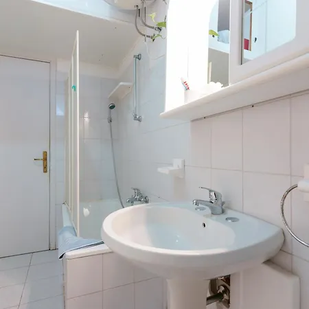 Guest house Pothos: Cozy With Modern Amenities Cagliari