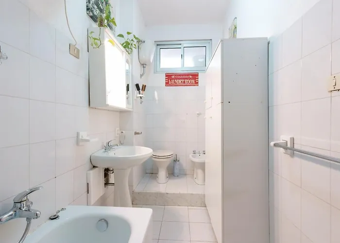 Pothos - Eng Ita - Air Conditioning Wi-fi Fridge Netflix Local Guide - Aria Condizionata, Frigo, Internet, Guida Locale Gasthof Cagliari